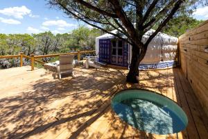 Bazén v ubytování Luxurious Romantic Yurt with Hot Tub in Dripping Springs, Texas nebo v jeho okolí