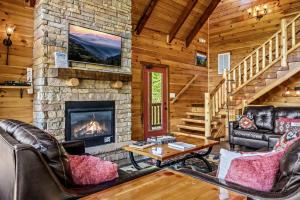 Χώρος καθιστικού στο Spacious Luxury Log Cabin with Mountain Views, Hot Tub & Game Room near Gatlinburg & Pigeon Forge, Tennessee