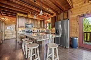 Η κουζίνα ή μικρή κουζίνα στο Spacious Luxury Log Cabin with Mountain Views, Hot Tub & Game Room near Gatlinburg & Pigeon Forge, Tennessee +59 φωτογραφίες