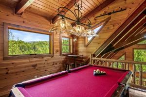 Φωτογραφία από το άλμπουμ του Spacious Luxury Log Cabin with Mountain Views, Hot Tub & Game Room near Gatlinburg & Pigeon Forge, Tennessee σε Laurel