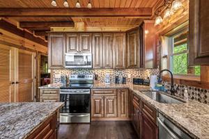 Η κουζίνα ή μικρή κουζίνα στο Spacious Luxury Log Cabin with Mountain Views, Hot Tub & Game Room near Gatlinburg & Pigeon Forge, Tennessee