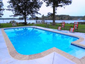 Kolam renang di atau dekat dengan Family-Friendly Waterfront Getaway with a Swimming Pool and Dock in Cambridge, Maryland