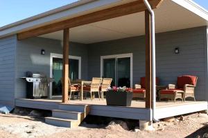 Imagen de la galería de Desert Cabin Rental with Beautifully Furnished Patios near Capitol Reef National Park, en Torrey