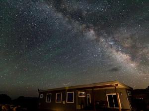 Imagen de la galería de Desert Cabin Rental with Beautifully Furnished Patios near Capitol Reef National Park, en Torrey