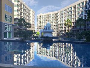 パタヤ・サウスにあるArcadia Beach-Continentalの2棟の中央にスイミングプールがあります。