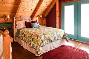 Ένα ή περισσότερα κρεβάτια σε δωμάτιο στο Lakefront Cabin Getaway near Columbia, Kentucky