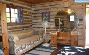 Χώρος καθιστικού στο Rustic, Cozy Log Cabin Rental near Idaho Falls
