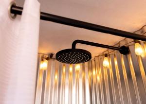 ein Schwarzlicht, das mit Lichtern von der Decke hängt in der Unterkunft Dreamy Cave for Adventure Lovers with Incredible Night Sky Views and Close to Awesome Outdoor Activities in Moab, utah in Allen Memorial Hospital Heliport + 31 Fotos