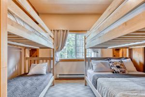 zwei Etagenbetten in einem Zimmer mit Fenster in der Unterkunft Idyllic Cozy Cabin Haven near Whistle Lake in Washington in Anacortes