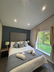 Katil atau katil-katil dalam bilik di Olive Lodge Benllech