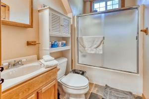 ein Badezimmer mit Dusche, Toilette und Waschbecken in der Unterkunft Idyllic Cozy Cabin Haven near Whistle Lake in Washington in Anacortes