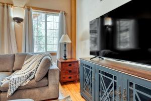 ein Wohnzimmer mit Couch und Flachbildfernseher in der Unterkunft Idyllic Cozy Cabin Haven near Whistle Lake in Washington in Anacortes