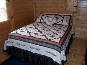 Postel nebo postele na pokoji v ubytování Mammoth Cave Accommodation for a Kentucky Glamping Experience
