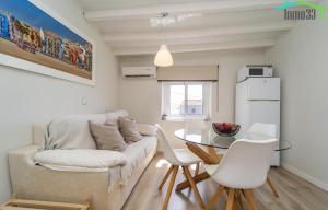 Una sala de estar con un sofá y una mesa de cristal. en Apartamento Sol del Mar, en Villajoyosa