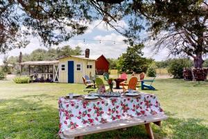 Φωτογραφία από το άλμπουμ του Rustic Texas Farmhouse Retreat in College Station, Texas – 8 Miles from Kyle Field σε College Station