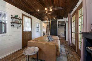 Sunset HarborにあるAmazing Cozy Cabin with Fireplace in Marion, Illinoisのソファと暖炉のあるリビングルーム