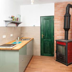 Η κουζίνα ή μικρή κουζίνα στο Gorgeous Bed and Breakfast Getaway on a Farm in Transylvania, Romania