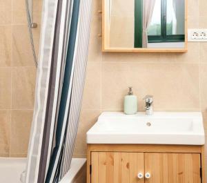 Ένα μπάνιο στο Gorgeous Bed and Breakfast Getaway on a Farm in Transylvania, Romania +25 φωτογραφίες