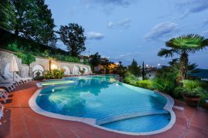 Bazén v ubytování Madrigale Panoramic Lifestyle & Soulful Hotel nebo v jeho okolí