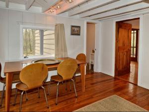 comedor con mesa y 4 sillas en Idyllic Getaway Cottage in the Woods near Woodstock, New York, en Woodstock