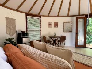 Posezení v ubytování Serene Yurt Retreat near Pisgah National Forest in North Carolina