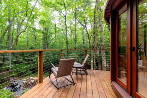 Balkón nebo terasa v ubytování Serene Yurt Retreat near Pisgah National Forest in North Carolina + 12 fotografií