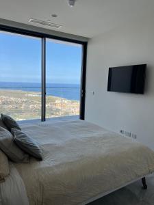 une chambre avec un grand lit avec une grande fenêtre dans l'établissement Mercury Tower Apartments By Dahlia, à San Ġiljan 28 autres photos