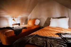 Ένα ή περισσότερα κρεβάτια σε δωμάτιο στο Cozy Modern Cabin with Deck and Hot Tub in Cedar Bluff, Alabama