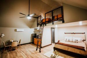 Ένα ή περισσότερα κρεβάτια σε δωμάτιο στο Cozy Modern Cabin with Deck and Hot Tub in Cedar Bluff, Alabama