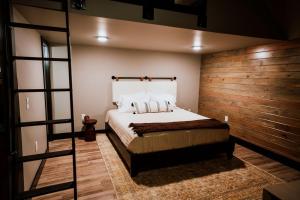 Ένα ή περισσότερα κρεβάτια σε δωμάτιο στο Cozy Modern Cabin with Deck and Hot Tub in Cedar Bluff, Alabama