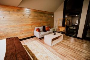 Χώρος καθιστικού στο Cozy Modern Cabin with Deck and Hot Tub in Cedar Bluff, Alabama +14 φωτογραφίες