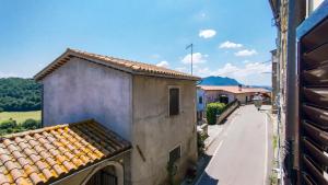een uitzicht op een straat vanuit een gebouw bij Casa Vacanze - Il Gelso in Collevecchio