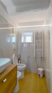 een witte badkamer met een toilet en een wastafel bij Casa Vacanze - Il Gelso in Collevecchio +18 foto's