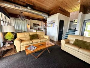 Posezení v ubytování Beautifully-Decorated Soundfront Rental with a Balcony in Kitty Hawk, North Carolina