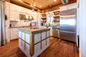 Kuchyň nebo kuchyňský kout v ubytování Beautifully-Decorated Soundfront Rental with a Balcony in Kitty Hawk, North Carolina