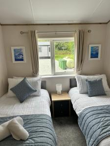 Katil atau katil-katil dalam bilik di Olive Lodge Benllech