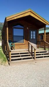 eine Holzhütte mit Treppe und Veranda mit Aussicht in der Unterkunft Breathtaking Cabin Fire Pit Provided Close to West Yellowstone, Montana in Lakeview