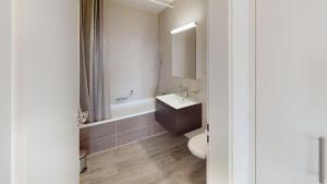 Ένα μπάνιο στο Bright, Spacious 2-bed Apt - Balcony Lake View! RGP13