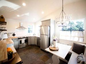 Kuchyň nebo kuchyňský kout v ubytování Idyllic Waterfront Rental with Shared Pool Access in Jupiter, Florida