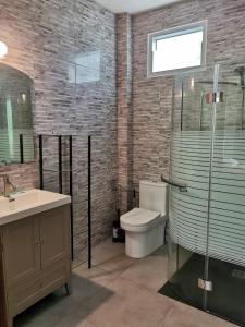Un baño con inodoro, lavabo y ducha. en Blue River 2 bedrooms Pool villa, en Ban Nai Sa