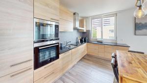 Η κουζίνα ή μικρή κουζίνα στο Bright, Spacious 2-bed Apt - Balcony Lake View! RGP13