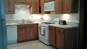 Kuchyň nebo kuchyňský kout v ubytování Family-Friendly Vacation Rental with Jaw-Dropping Views in Homer, Alaska