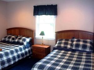 Postel nebo postele na pokoji v ubytování Double Room for a Weekend Getaway Overlooking New River in Grayson County, Virginia