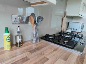 Kuchyň nebo kuchyňský kout v ubytování Bright 3BD House Near East Croydon Station + 46 fotografií