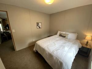 Postel nebo postele na pokoji v ubytování Amazing Cottage Surrounded by Trees in Dunnellon, Florida