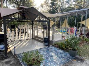 Zahrada ubytování Amazing Cottage Surrounded by Trees in Dunnellon, Florida + 31 fotografií