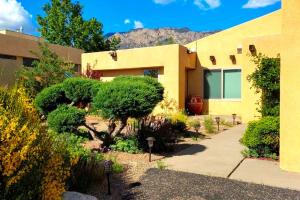 Κήπος έξω από το Cozy Albuquerque Cabin Rental with Mountain Views for a Relaxing Getaway