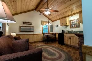 sala de estar con ventilador de techo y cocina en Cabin in the woods w/ WIFI close to Monongahela National Forest, en Riverton
