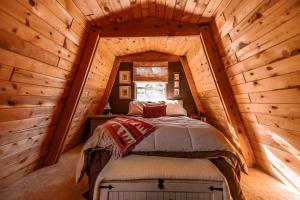 a bedroom in a log cabin with a bed in it at Cozy Rustic Cabin in the Prescott National Forest near Lynx Lake in Prescott, Arizona in Walker +20 photos