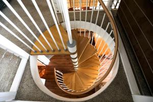 un escalier en colimaçon dans un bâtiment dans l'établissement Family-Friendly Cabin Rental Overlooking Cook Inlet in Alaska, à Kasilof
